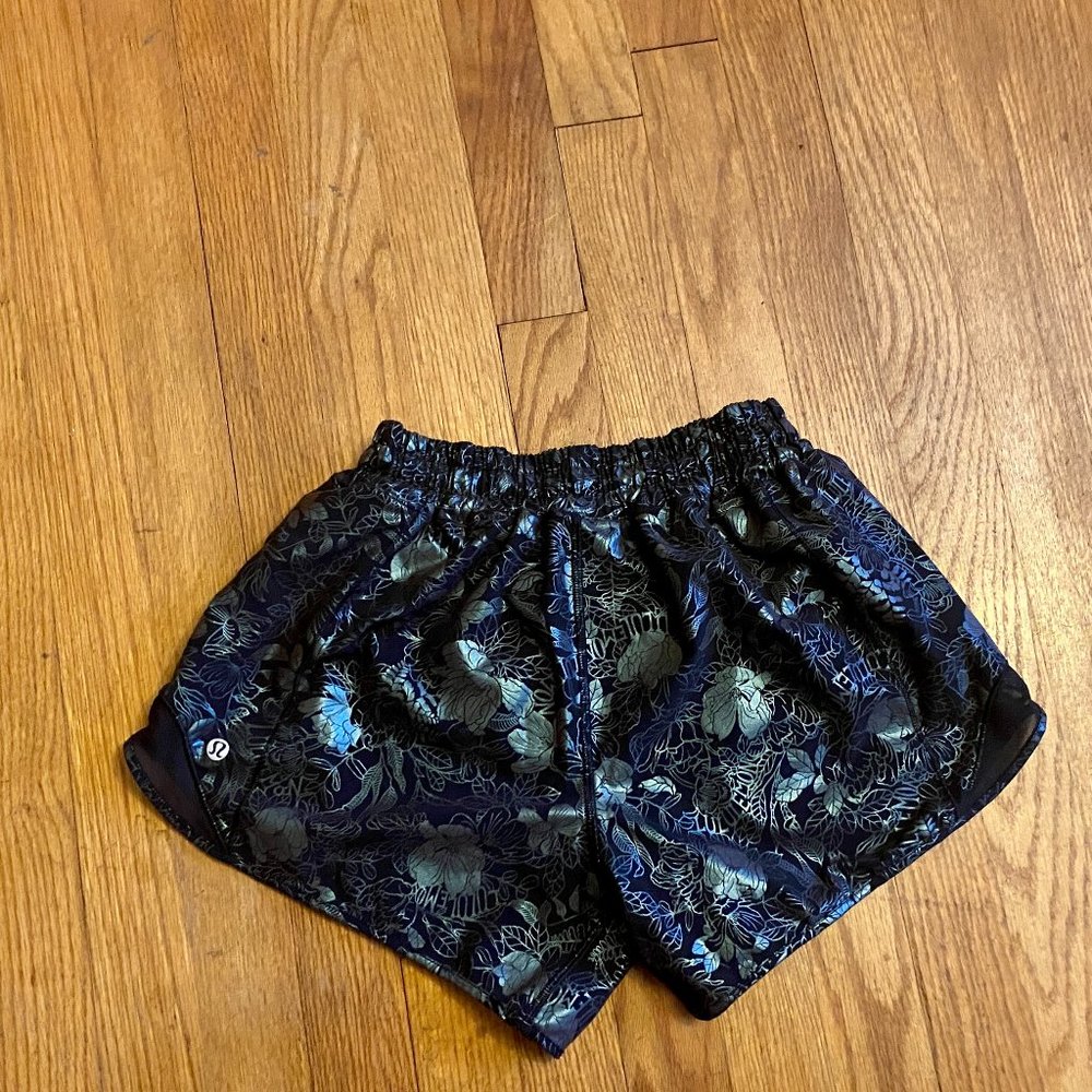 Lululemon Hotty Hot Low-Rise Lined Short 4" Logo Flourish Black Iridescent Foil - Picture 9 of 13